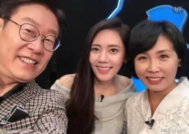 秋瓷炫晒出和李在明的合照两家人一起拍摄过节目私下关系很好